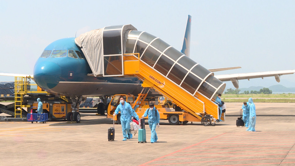 The first flight No. VN5413 carrying 191 passengers landed at the aiport at 11.18 am.