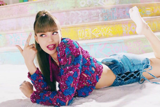 Lisa (BLACKPINK) - Nghệ sĩ solo sở hữu MV đạt 100 triệu lượt xem nhanh nhất - Ảnh 1.
