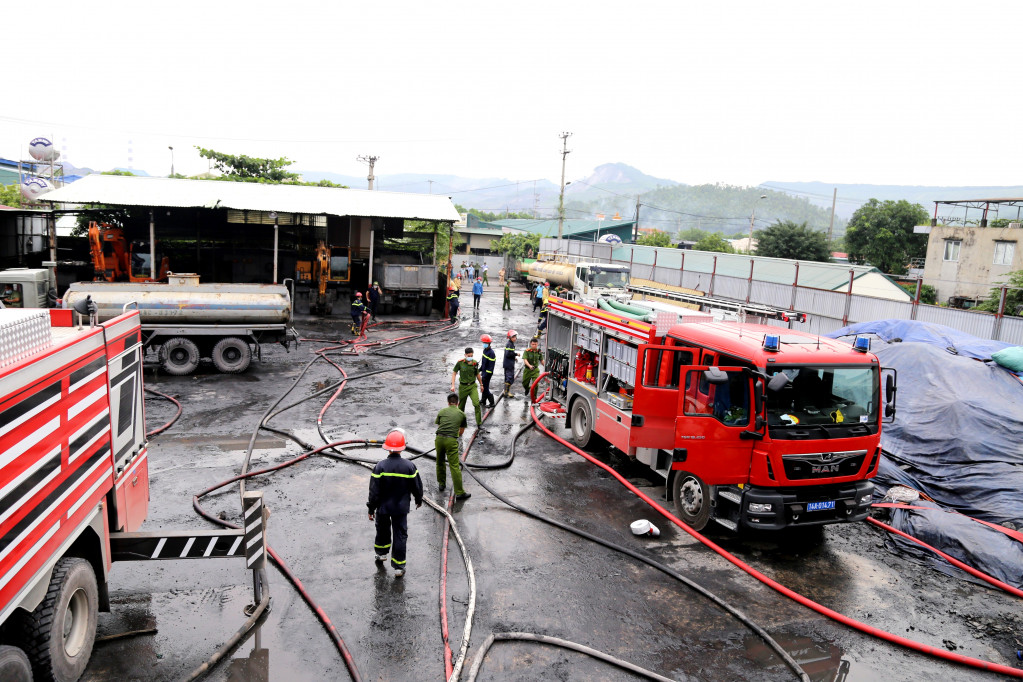 Nhiều xe chữa cháy và xe tiếp nước của các đơn vị được huy động tham gia chữa cháy.