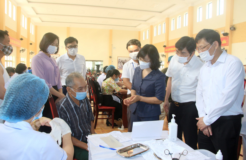 Đồng chí Trịnh Thị Minh Thanh, Phó Bí thư Tỉnh ủy, Phó Chủ tịch Thường trực HĐND tỉnh động viên người dân đến tiêm vắc xin phòng ngừa Covid-19.