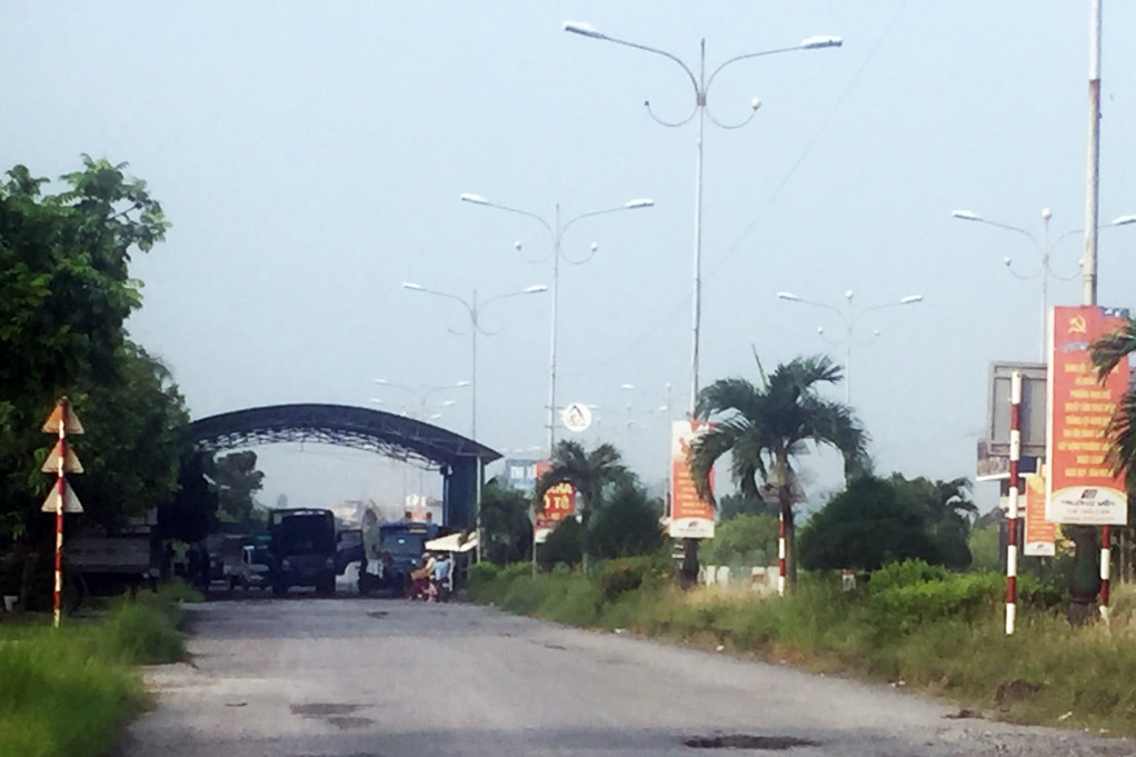 Chốt cầu Đá Vách, phường Mạo Khê (TX Đông Triều) làm thủ tục cho các phương tiện vận chuyển hành hóa vào tỉnh Quảng từ 6h ngày 13/9. 