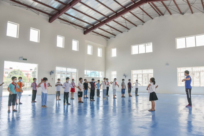 Tiết học thể dục của học sinh Trường Tiểu học Thị trấn Đầm Hà trong nhà đa năng của nhà trường.
