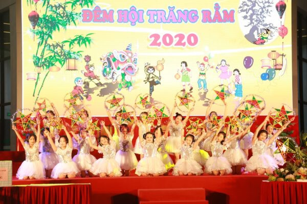 Chương trình Đêm hội Trăng Rằm do BTV Tỉnh đoàn phối hợp cùng UBND thành phố Hạ Long tổ chức tại Cung Văn hóa Thanh thiếu nhi Quảng Ninh