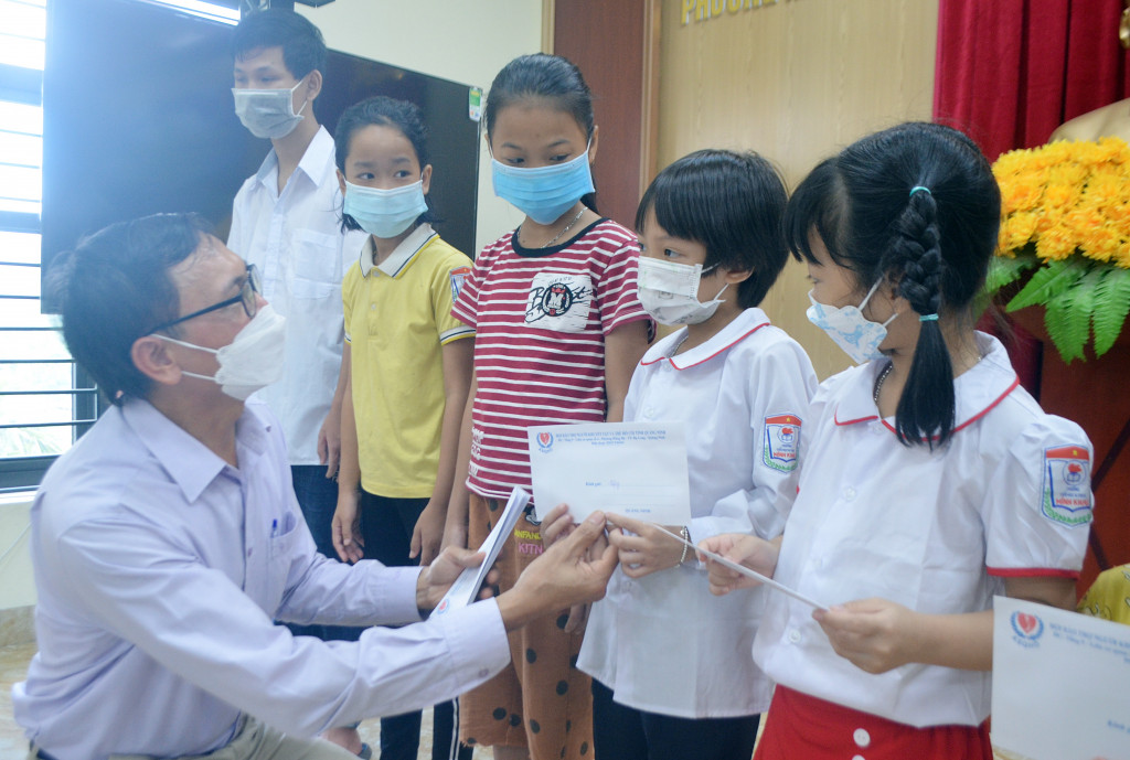 Ông Lãnh Thế Vinh, Chủ tịch Hội Bảo trợ NKT&TMC tỉnh, trao thưởng cho học sinh mồ côi, khuyết tật phường Hà Phong (TP Hạ Long) vượt khó vươn lên trong học tập, tháng 9/2021.