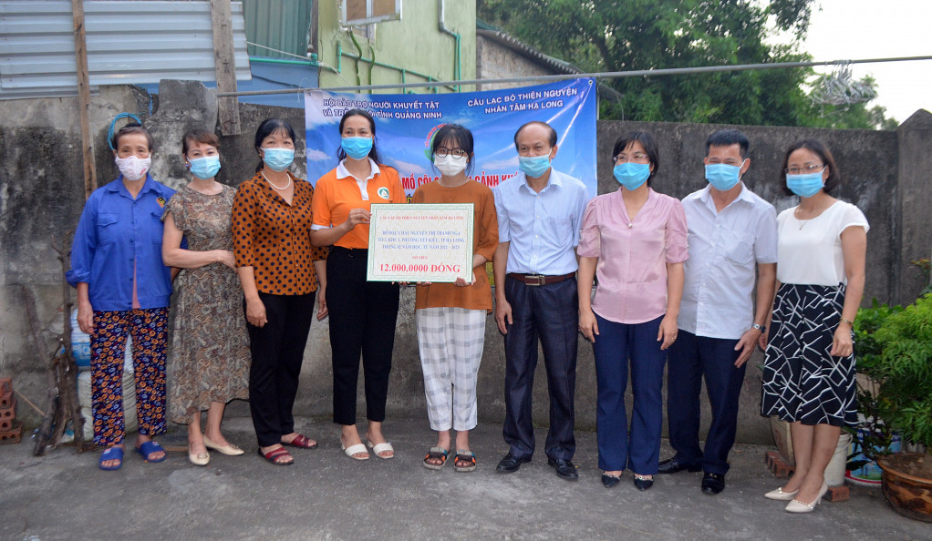 Hội Bảo trợ NKT&TMC tỉnh và CLB Thiện nguyện nhân tâm Hạ Long trao hỗ trợ cho học sinh Nguyễn Thị Thanh Nga (lớp 11, Trường TH,THCS&THPT Lê Thánh Tông, TP Hạ Long).