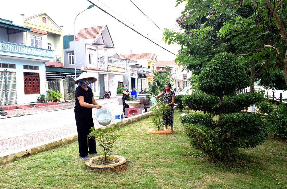 Chị em khu phố Chu Văn An (thị trấn Quảng Hà) tự phân công nhau chăm sóc cây xanh hàng ngày trên địa bàn khu phố