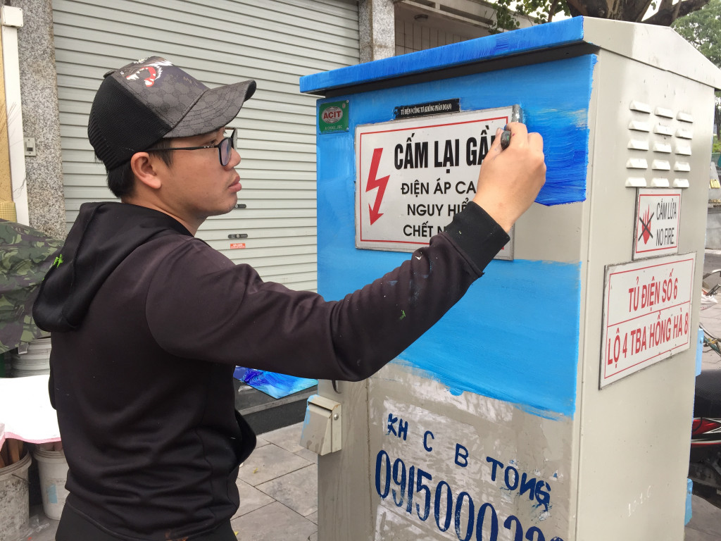Từ năm 2019, hệ thống tủ điện trên các tuyến đường chính trên địa bàn TP Hạ Long được địa phương phối hợp cùng Tỉnh đoàn trang trí, sơn vẽ lại đẹp mắt. 