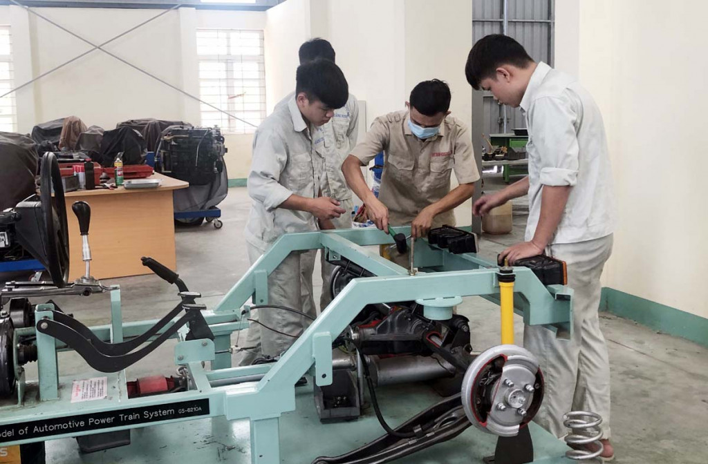 Sinh viên thực hành sửa chữa ô tô tại Trường Cao đẳng Công nghệ Việt- Hàn. Thu Trang.