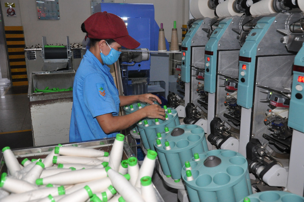 Nhiều doanh nghiệp thường xuyên đặt hàng đào tạo lao động tại các cơ sở GDNN của tỉnh (trong ảnh: Lao động làm việc tại khu công nghiệp Texhong Hải Hà).