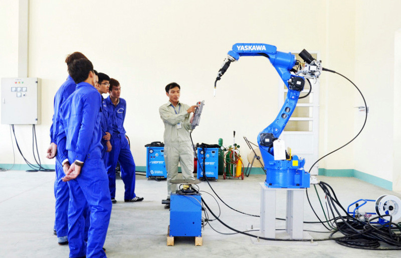 Sinh viên Trường Cao đẳng Việt - Hàn Quảng Ninh thực hành với rô-bốt hàn tự động, nâng cao tay nghề, kỹ thuật, sẵn sàng phục vụ định hướng phát triển mạnh ngành công nghiệp chế biến, chế tạo của tỉnh. Ảnh: Minh Hà