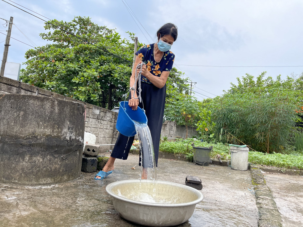 Từ nhiều năm nay, hộ bà Nguyễn Thị Huy (thôn 3, xã Cẩm Hải, TP Cẩm Phả) vẫn sử dụng nước giếng không đảm bảo vệ sinh.