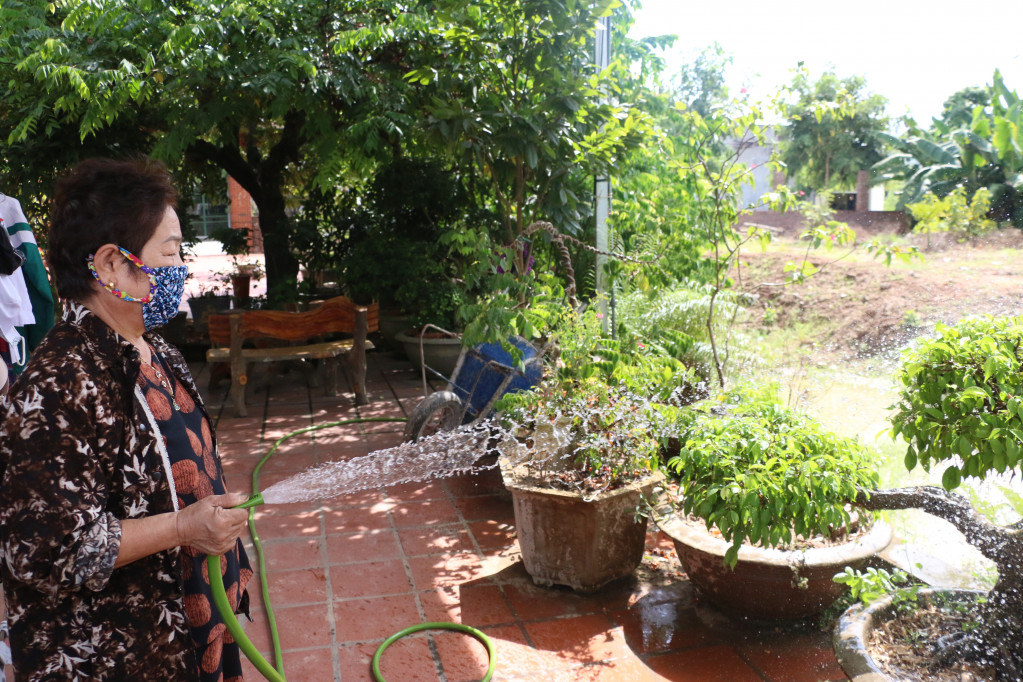 Hộ bà Phạm Thị Liên (thôn Trại Mới A, xã Bình Khê, TX Đông Triều) hiện vẫn giữ thói quen sử dụng nước giếng khoan không đảm bảo vệ sinh.