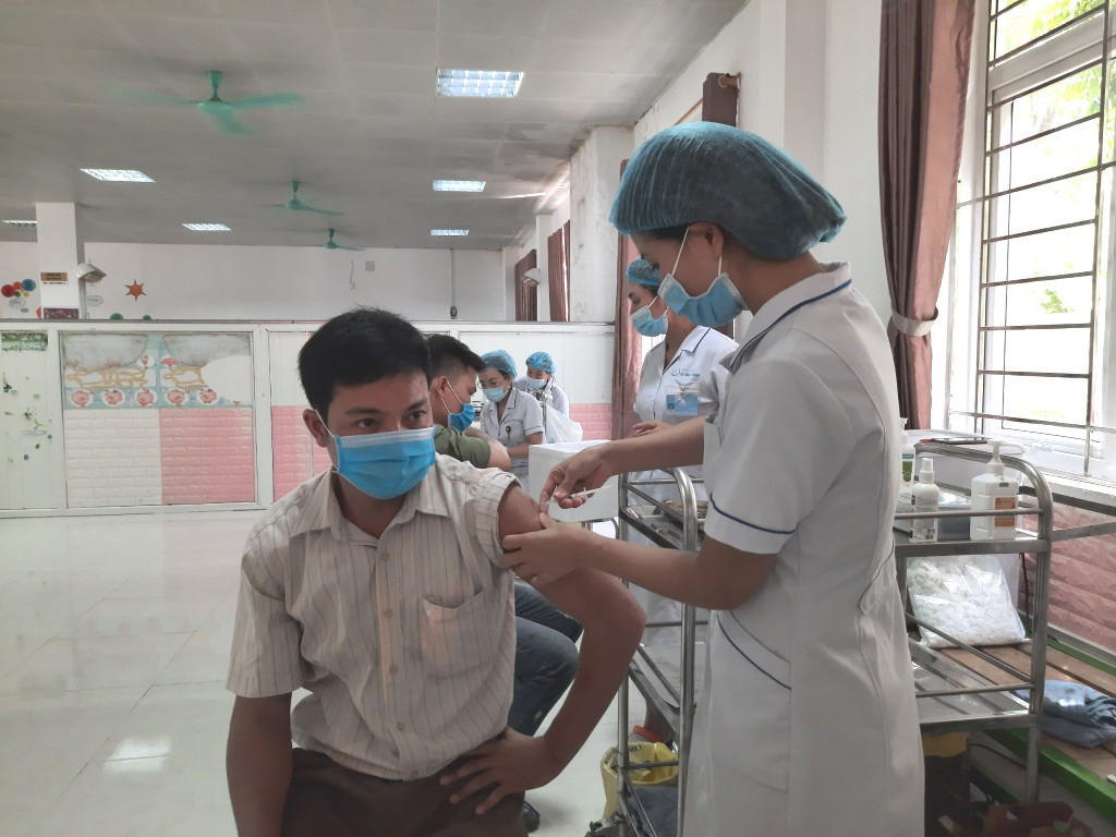 Khu vực tiêm vắc-xin phòng Covid-19 được Bệnh viện Sản Nhi Quảng Ninh bố trí thông thoáng.