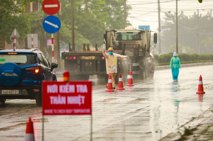 Lực lượng Công an trực chốt, phân luồng giao thông 