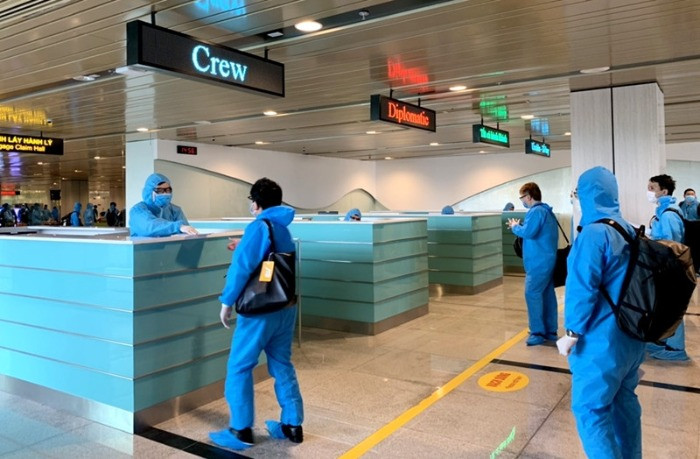Lực lượng Quản lý xuất nhập cảnh thực hiện các thủ tục nhập cảnh cho công dân trở về từ vùng dịch được nhanh chóng, thuận tiện, đúng quy trình.