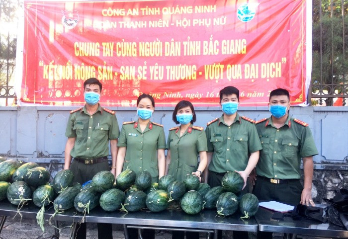 Hội Phụ nữ, Đoàn Thanh niên Công an tỉnh tích cực hỗ trợ tiêu thụ nông sản và kêu gọi hỗ trợ các lực lượng nơi tuyến đầu.