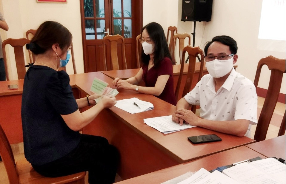 Employees working at Quang Ninh Bus Station Joint Stock Company receive financial aid.