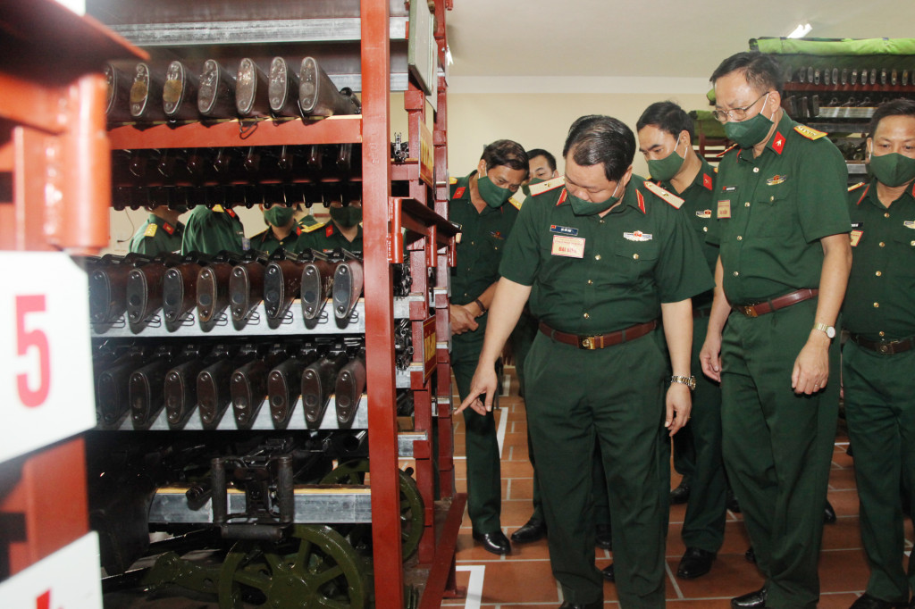 Thiếu tướng Hà Tất Đạt, Phó Tư Lệnh Quân khu 3, cùng các đại biểu tham quan Nhà kho Quân khí Ban CHQS TP Hạ Long.