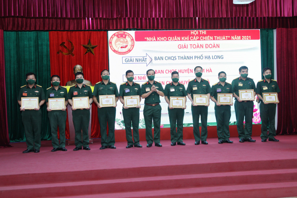 Đại tá Nguyễn Quang Hiến, Phó Bí thư Thường trực Đảng ủy, Chính ủy Bộ CHQS tỉnh, trao giấy khen cho các đơn vị đoạt thành tích cao.
