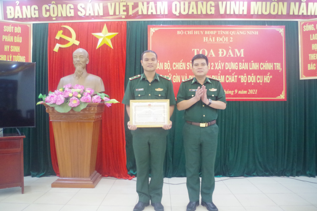 Lãnh đạo Hải đội 2 (BĐBP Quảng Ninh) trao bẳng khen của Bộ Tư lệnh BĐBP cho cá nhân đạt thành tích xuất sắc trong 