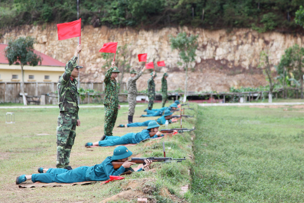 Lực lượng dân quân tự vệ TP Uông Bí kiểm tra bắn đạn thật, tháng 4/2021. Ảnh: Văn Đảm (Bộ CHQS tỉnh)