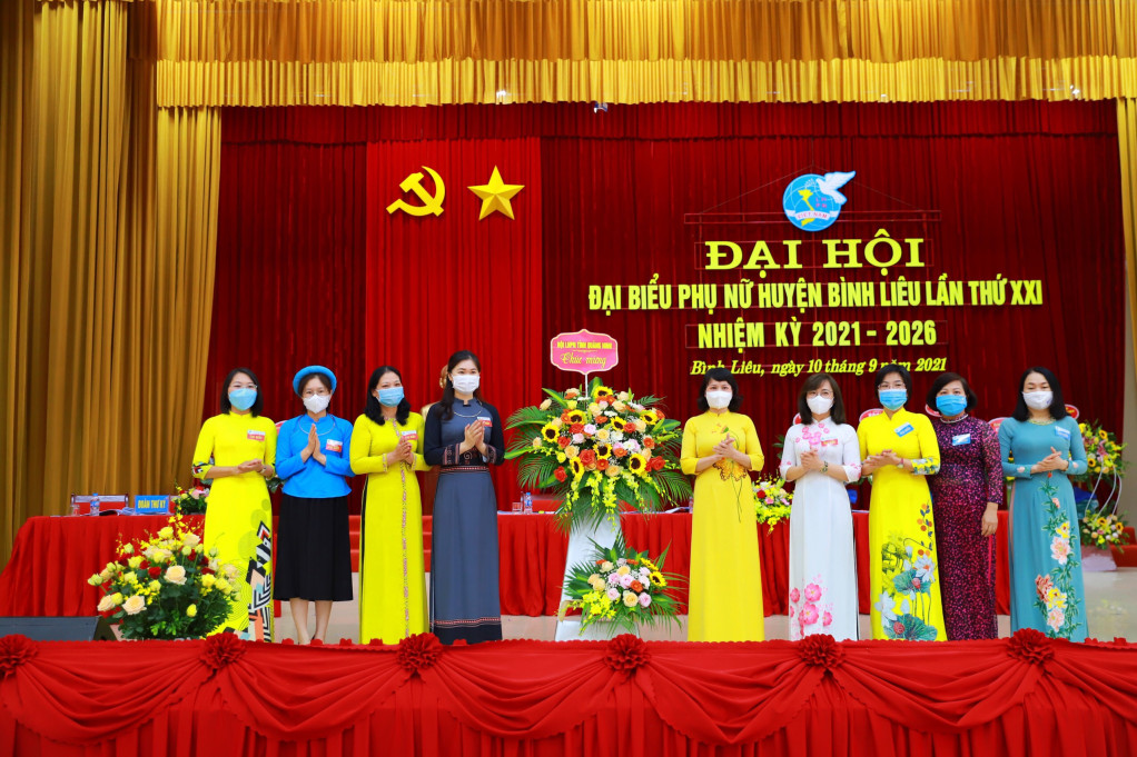 Đ/c Nguyễn Thị Vinh - Chủ tịch Hội LHPN tỉnh tặng hoa chúc mừng Đại hội đại biểu phụ nữ huyện Bình Liêu.