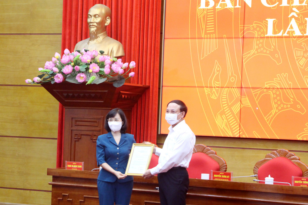 Thừa ủy quyền của Ban Bí thư, đồng chí Nguyễn Xuân Ký, Ủy viên Trung ương Đảng, Bí thư Tỉnh ủy, Chủ tịch HĐND tỉnh trao Quyết định chuẩn y đồng chí Trịnh Thị Minh Thanh, Phó Chủ tịch Thường trực HĐND tỉnh giữ chức vụ Phó Bí thư Tỉnh ủy.