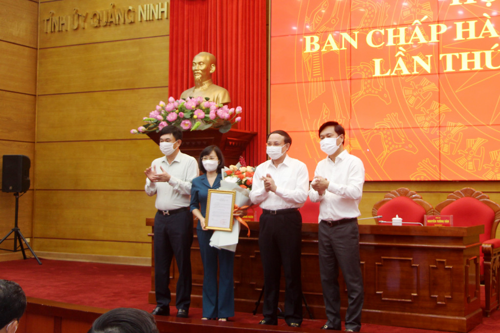 Thay mặt Ban Chấp hành Đảng bộ tỉnh, Thường trực Tỉnh ủy tặng hoa chúc mừng đồng chí Trịnh Thị Minh Thanh, Phó Bí thư Tỉnh ủy, Phó Chủ tịch Thường trực HĐND tỉnh.