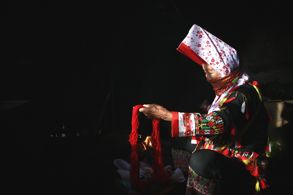 Cụ Chíu Mản Múi, thôn Đồng Và, xã Yên Than đã ngoài 80 tuổi, là người có nhiều công gìn giữ, nét văn hóa đặc sắc của dân tộc qua các bộ trang phục truyền thống.
