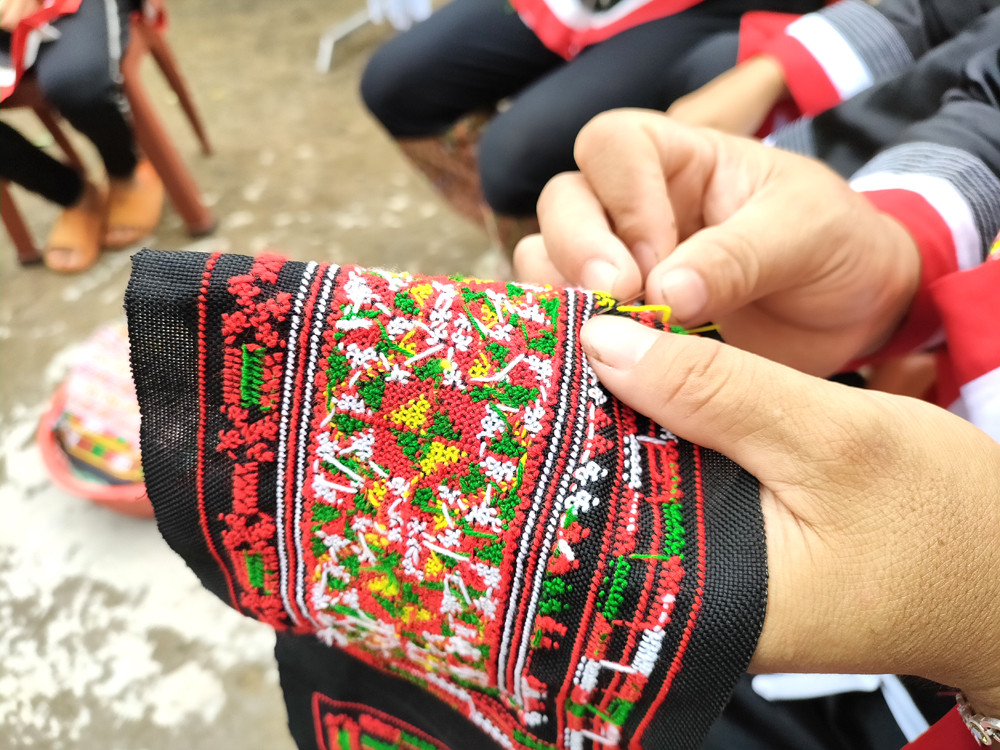 Gấu quần và tay áo trên các trang phục truyền thống của người Dao Thanh Phán là những hình ảnh hoa văn, hài hòa tạo nên một nét tổng thể đẹp mắt. 