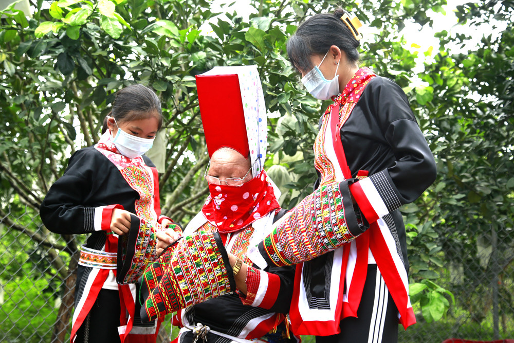  Các nghệ nhân và người giỏi thêu thùa trong xã truyền dạy cho lớp trẻ ở CLB Thêu thổ cẩm người Dao xã Yên Than