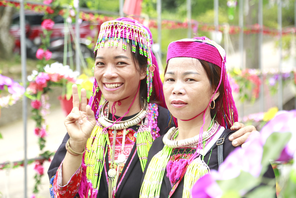  Chị em phụ nữ Dao duyên càng dáng hơn trong các bộ trang phục truyền thống rực rỡ sắc màu.