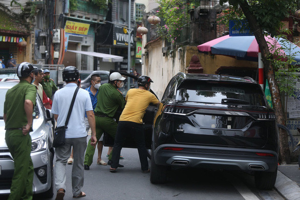Cảnh sát và người dân đập kính, khống chế tài xế ô tô đại náo phố Hà Nội - Ảnh 1.