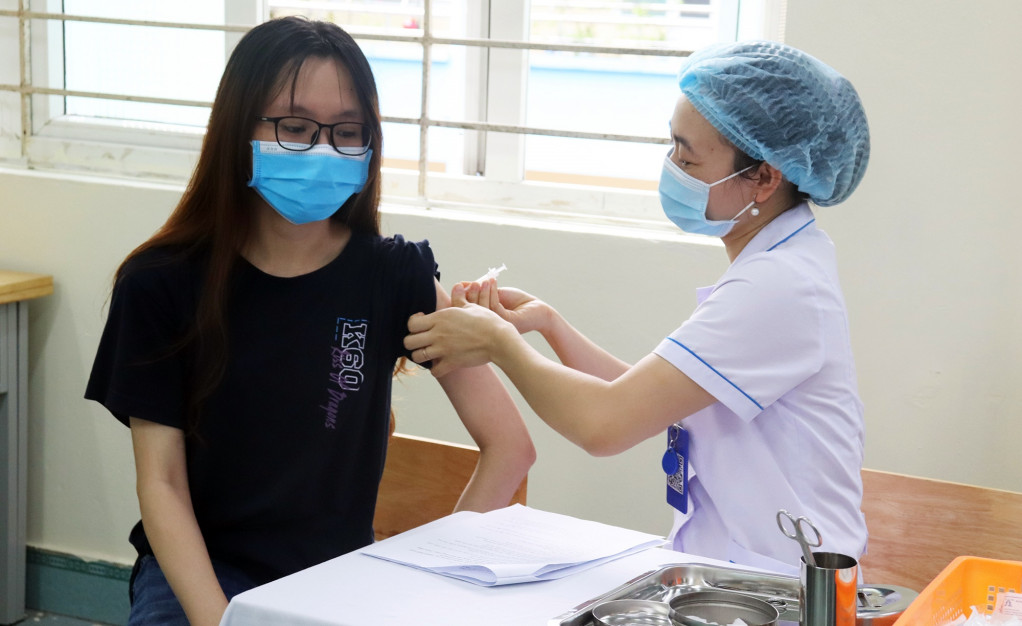 Phường Hồng Hải, TP Hạ Long triển khai tiêm vắc-xin cho người udân tại điểm tiêm Trường Tiểu học Quang Trung.