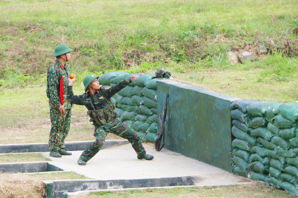 Dân quân tự vệ TP Móng Cái thực hiện kiểm tra bắn đạn thật t4/2021.