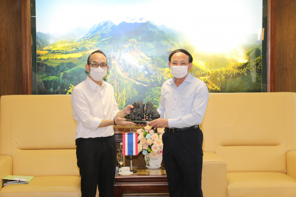 Provincial Party Secretary, Nguyen Xuan Ky, met with the Ambassador of the Kingdom of Thailand to Vietnam in Ha Long city. 