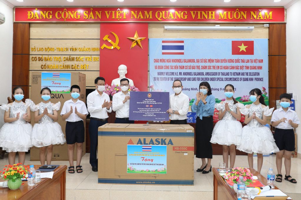 The Ambassador visited the Centre for Sponsoring and Caring for Children with Special Circumstances in Ha Long city.