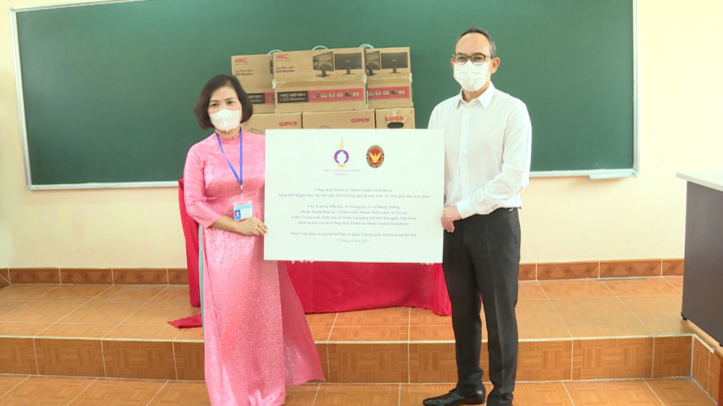 The delegation presented educational equipment to Hung Thang Elementary & Secondary School.