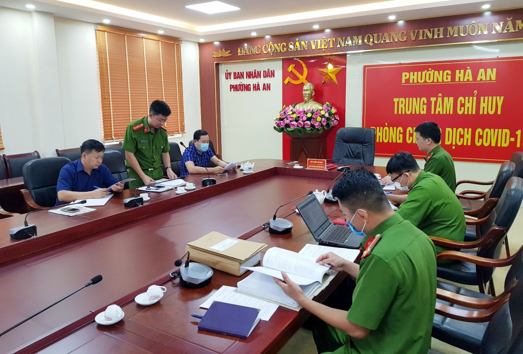 Đại diện cấp ủy, chính quyền phường Hà An báo cáo việc thực hiện công tác PCCC trên địa bàn.