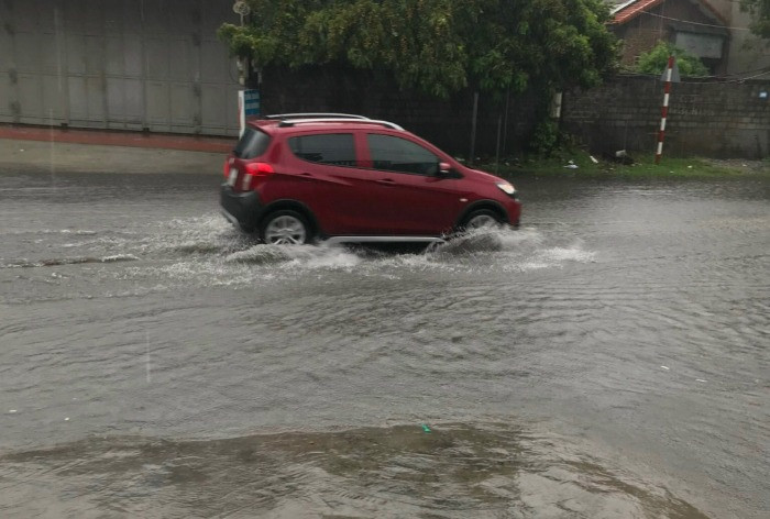 Đoạn QL 18 qua khu Yên Trung, phường Yên Thọ (TX Đông Triều) ngập úng khi trời mưa to bởi không có hệ thống tiêu thoát nước.