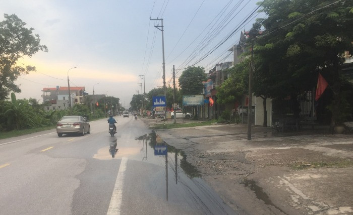 Sau cơn mưa nhỏ, cũng gây nên những vũng nước đọng trên QL 18 tại khu Yên Trung, phường Yên Thọ gây mất an toàn giao thông.
