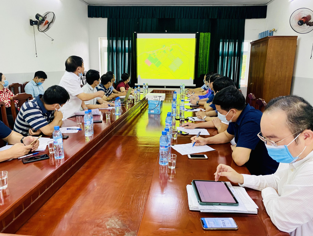 Lãnh đạo Công ty TNHH Phú Lâm báo cáo tình hình thực hiện dự án tại xã Quảng Nghĩa, TP Móng Cái.