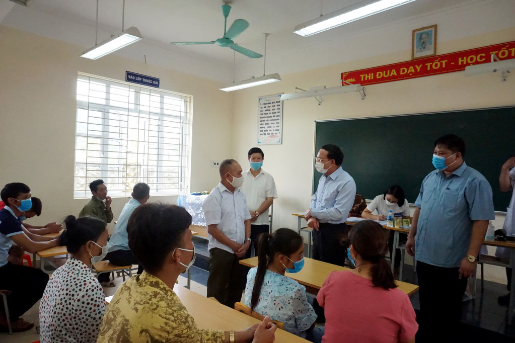Đồng chí Bí thư Tỉnh ủy trò chuyện với người dân tại điểm tiêm ở xã Nam Sơn.