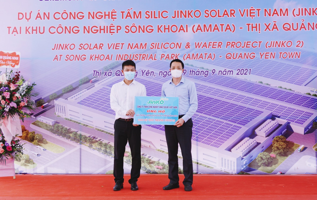 Đại diện chủ đầu tư công ty TNHH Công nghệ Jinko Solar Việt Nam ủng hộ vật tư y tế phục vụ công tác phòng chống dịch cho đại diện MTTQ Việt Nam tỉnh Quảng Ninh.
