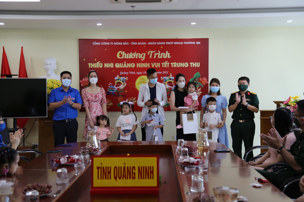 Ban TV Tỉnh Đoàn, Tổng công ty Đông Bắc và Ngân hàng TMCP Ngoại thương Quảng Ninh tặng quà cho các cháu là con các chiến sỹ đang công tác tại các chốt chống dịch trên địa bàn TP Hạ Long.