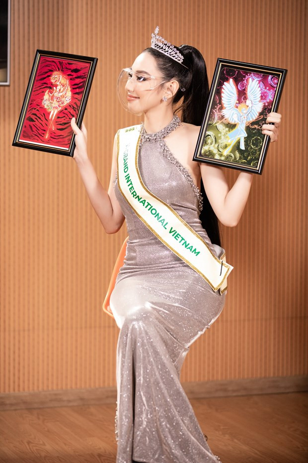 Miss Grand International: Lo dien quoc phuc chinh thuc cua Thuy Tien hinh anh 1