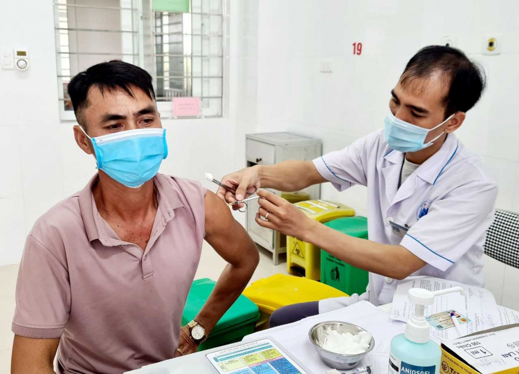 Người dân đảo Trần (huyện Cô Tô) được tiêm vắc-xin phòng Covid-19.