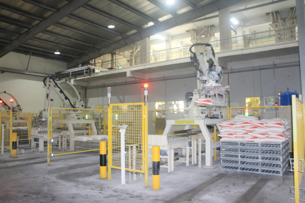 Công ty TNHH sản xuất bột mì Vimaflour vừa đưa vào sử dụng 6 robot bốc hàng, với năng suất đạt 1.000 tấn/ngày. Ảnh: Mạnh Trường
