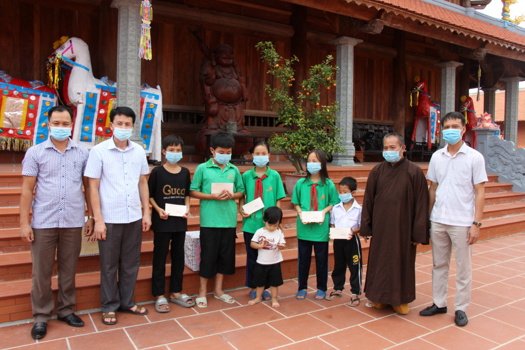 Đồng chí Dương Văn Hào, Phó Chủ tịch UBND TX Quảng Yên, đã tới thăm và tặng quà Tết Trung thu cho trẻ em mồ côi tại Chùa Giữa Đồng, phường Nam Hòa.