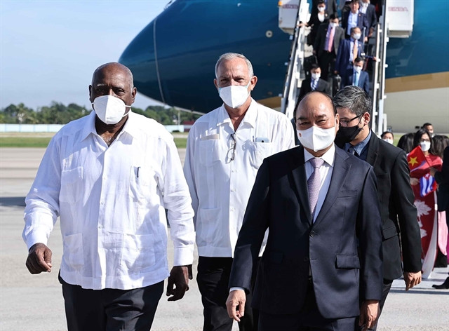 Vietnamese President Nguyễn Xuân Phúc is welcomed at at Jose Marti International Airport in Havana.